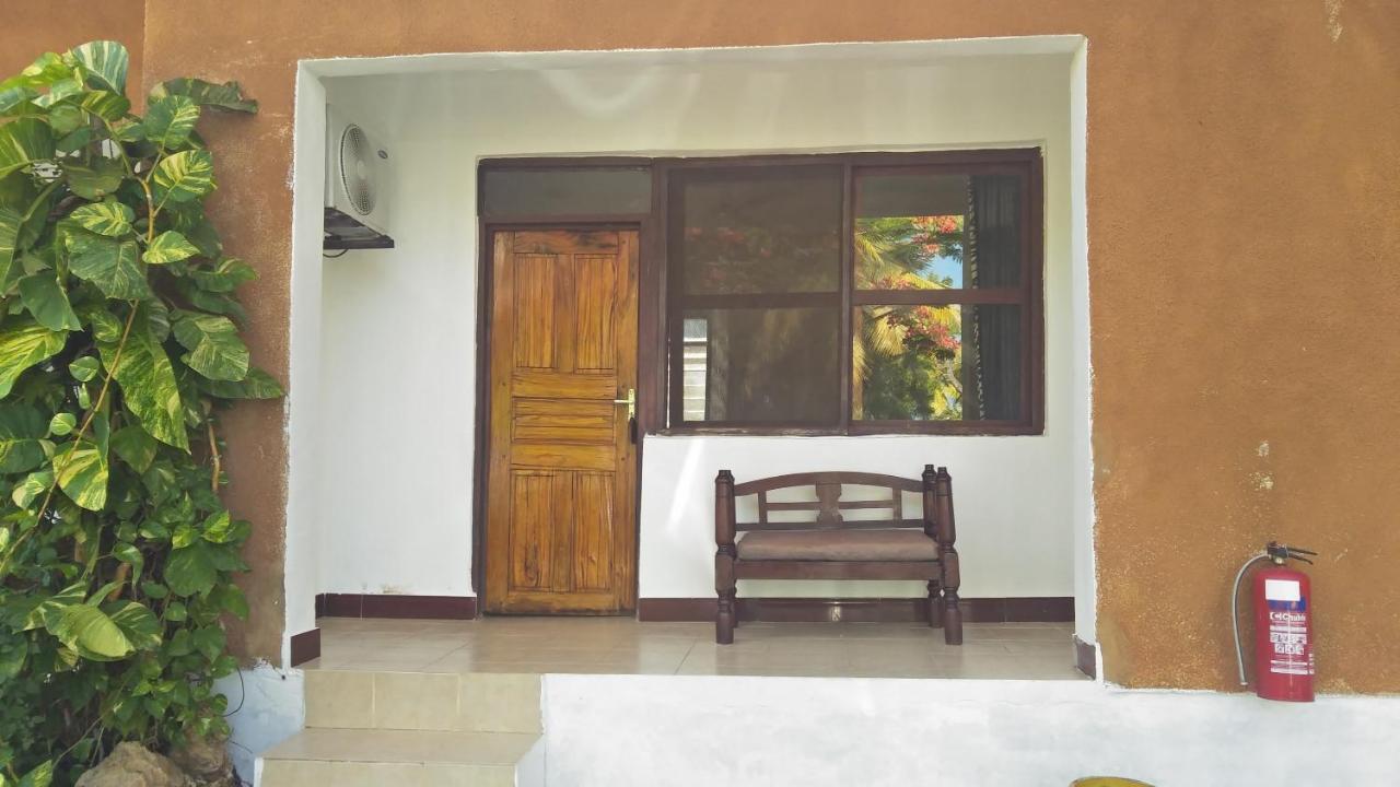 Funky Squids Beach Resort Bagamoyo Extérieur photo